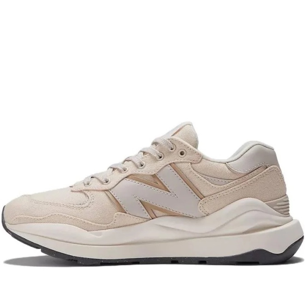 Selling brand new never been worn New Balance 57/40 Tennis shoes!